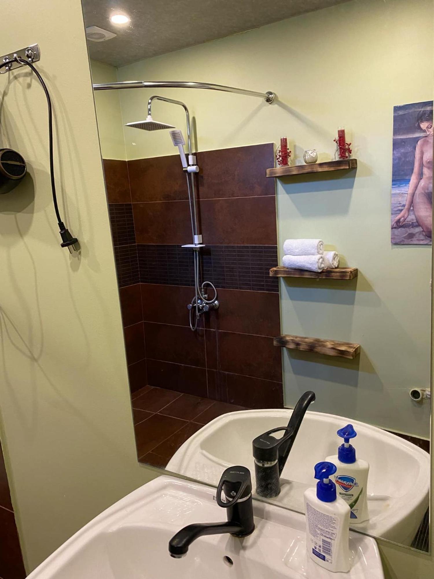 Отель Relax Station Кутаиси Экстерьер фото